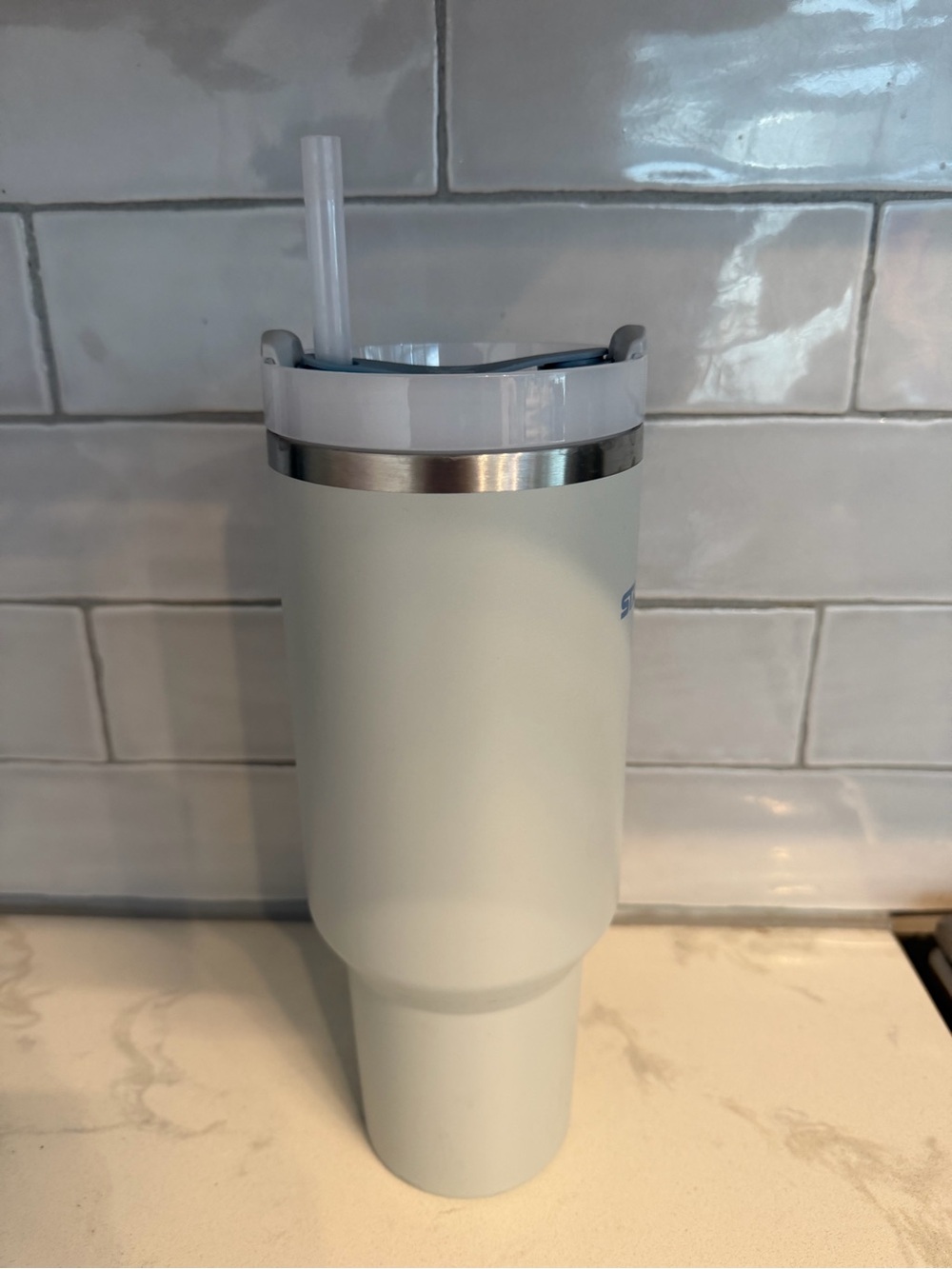 Stanley blue The Quencher H2.0
Flowstate Tumbler w/ straw 40 OZ - Picture 4 of 8